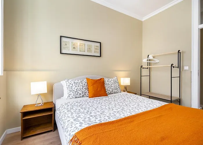 Whome Urban Comfort: 1-Br Near Airport & Train Station